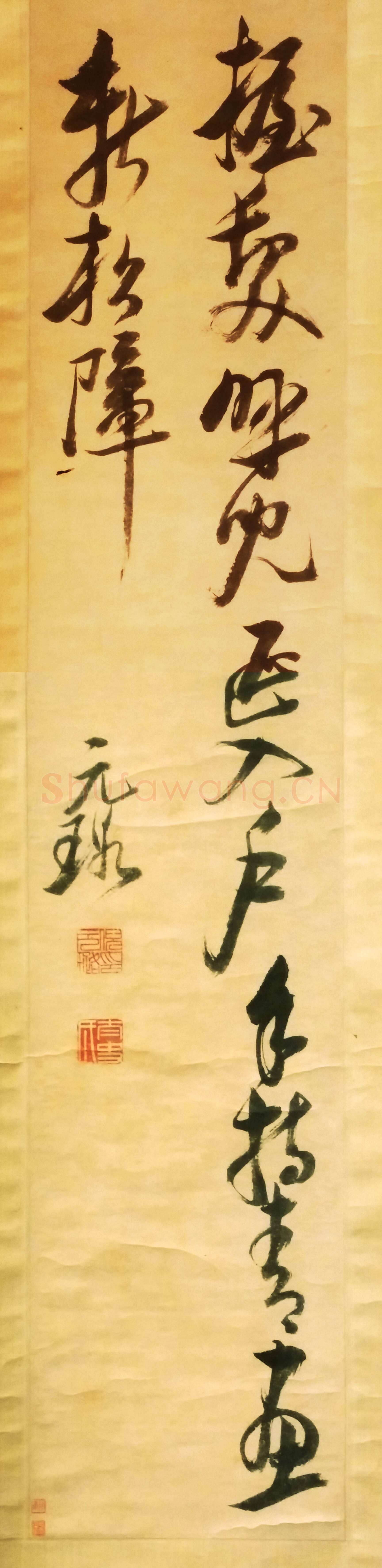 倪元璐《行草书杜甫题李尊师松树障子歌句轴》纸本行草书，135×27.5cm。广州艺术博物院藏