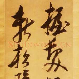 明代倪元璐《行草书杜甫题李尊师松树障子歌句轴》纸本行草书，135×27.5cm。广州艺术博物院藏